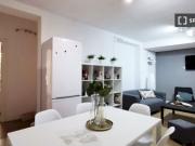 Habitación privada con escritorio en un apartamento de...