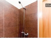 Habitación privada con escritorio en un apartamento de 3...