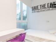 Habitación privada con estantería en piso compartido,...