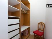 Habitación privada con estantería en piso de 7...