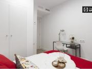 Habitación renovada en alquiler en apartamento de 8...