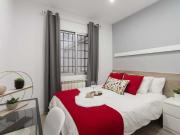 Habitación renovada en alquiler en apartamento de 8...