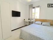 Habitación soleada cerca del centro con cama de...