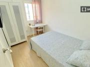 Habitación soleada cerca del centro con cama de...