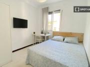 Habitación soleada cerca del centro con cama de...