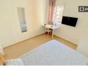 Habitación soleada cerca del centro con cama doble, WIFI...