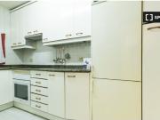 Habitación soleada con amplio espacio de almacenaje en...