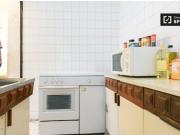 Habitación soleada con armario empotrado en un...