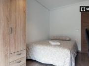 Habitación soleada con armario empotrado en un...