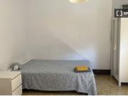 Habitación soleada con armario independiente en...