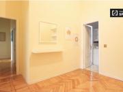 Habitación soleada con armario independiente en el...