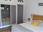 Habitación soleada con armario independiente en un...