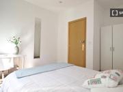 Habitación soleada con balcón en el piso compartido, Atocha