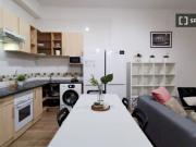 Habitación soleada con balcón en piso compartido, Puerta...