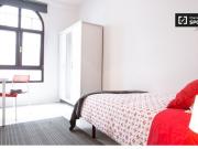 Habitación soleada con calefacción en un apartamento de...