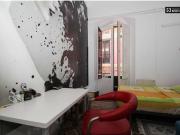 Habitación soleada con cama doble y balcón en alquiler...