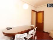 Habitación soleada con cama doble y balcón en alquiler...