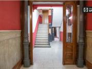 Habitación soleada con cómoda en apartamento de 12...