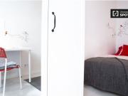 Habitación soleada con cómoda en apartamento de 4...