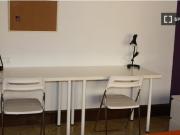 Habitación soleada con escritorio en apartamento de 6...