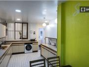 Habitación soleada con escritorio en un apartamento de...