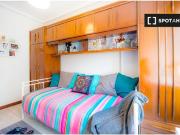 Habitación soleada con estantería en un apartamento de 3...