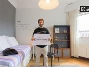 Habitación soleada con estantería en un apartamento de 3...