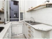 Habitación soleada con ventana con vista a la calle en...
