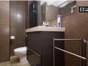 Habitación soleada con ventana con vista a la calle en...