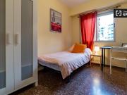 Habitación soleada en apartamento de 5 dormitorios en...