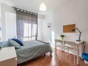 Habitación soleada en apartamento de 5 dormitorios en...