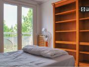 Habitación soleada en apartamento de 7 dormitorios en...