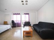 Habitación soleada en piso compartido en Quatre...