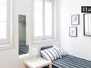 Habitación soleada en piso de 12 habitaciones en Sol, Madrid Habitación soleada en piso de 12 habitaciones en Sol, Madrid