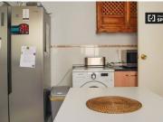 Habitación soleada en piso de 7 habitaciones en Salamanca