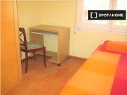 Habitación soleada en un apartamento de 10 dormitorios...
