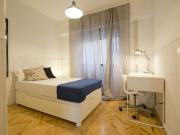 Habitación soleada en un apartamento de 6 dormitorios en...