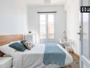 Habitación soleada en un apartamento de 7 dormitorios en...