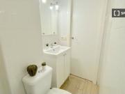 Habitación soleada premium cerca del centro con cama...