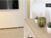 Habitación soleada premium cerca del centro con cama...