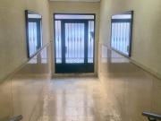 Habitaciones amplias con patio junto al centro y la...