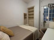 Se alquila habitación en piso de 5 habitaciones en Barcelona