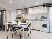 Habitaciones en alquiler en piso de 5 habitaciones en...