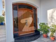 Hamza Memon Offers 1000 Yards Furnished Bungalow For...