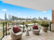 HARBOUR BRIDGE & CITY VIEWS IN PREMIER LOCATION