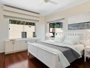 Harbourside apartment with spectacular views and parking