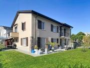 Haus mit 2 Wohneinheiten und angrenzender Garage