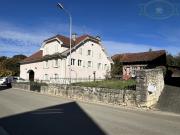 Haus mit drei Wohnungen in Courgenay mit Scheune