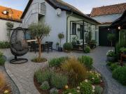 Haus mit Garten Nebengebäude Stellplatz privat...