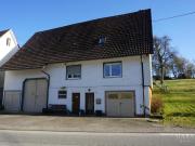 Haus mit großem Garten, Stall und Scheune.
